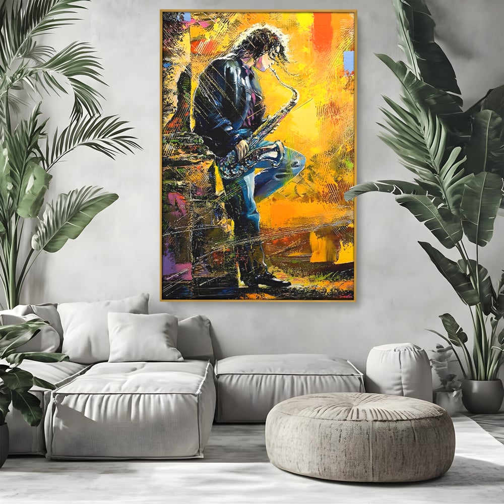 Tablou canvas cu tablou canvas cu muzician cantand la saxofon, in rama de aluminiu auriu, pe perete intr-un living